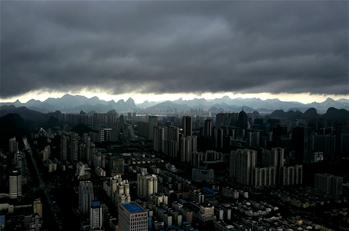 广西柳州：乌云压境