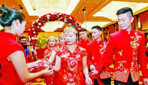 两岸百位新人在海峡论坛上举行集体婚礼