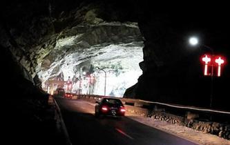 湖南現溶洞公路 車輛在鐘乳石下穿行