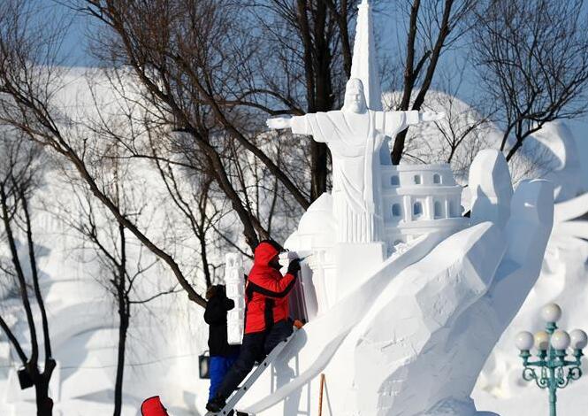国际雪雕比赛忙