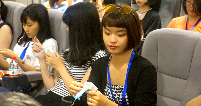 臺灣青年在新華網體驗生物傳感影視評測