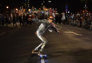 紐約舉行萬聖節大遊行