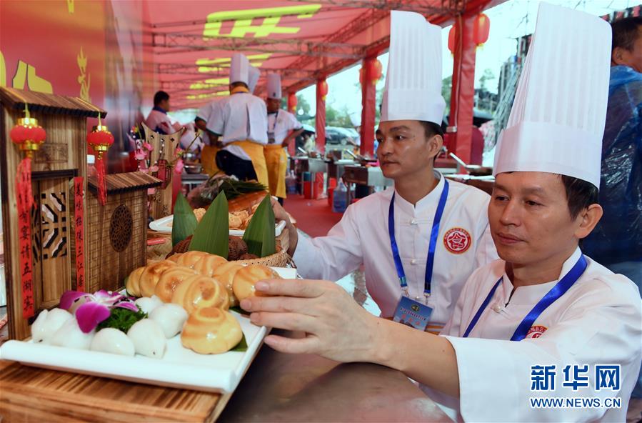 两岸厨师烹饪大赛比拼客家美食