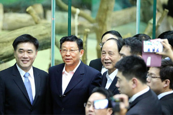 陈德铭台北看圆仔 郝龙斌陪同并合影(图)