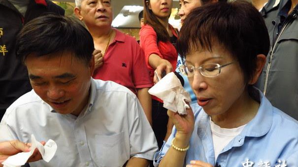 洪秀柱基隆夜市扫街 吃得满头汗