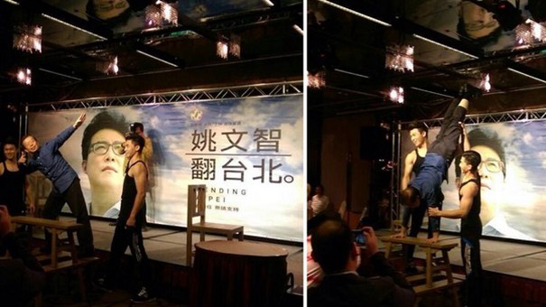 谢长廷表演翻筋斗力挺民进党"立委"参选人