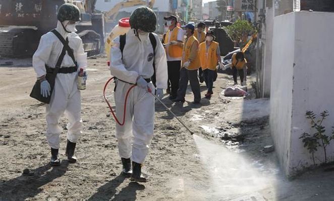 台湾地震搜救结束 台军化学兵进驻灾区消毒
