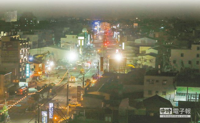 台南地震倒塌大楼一夜夷平 被截断道路通车