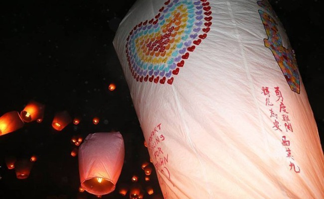 马英九放天灯为灾民祈福 题字"勇度难关 转危为安"