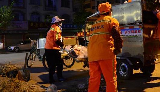 路燈下的勞動者