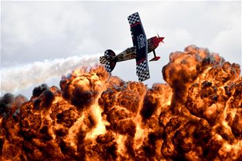 澳大利亞國際航展上演精彩飛行表演