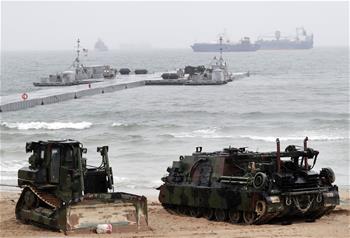 韩美举行军需物资两栖补给演习