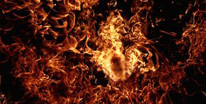 小伙背女友逃生