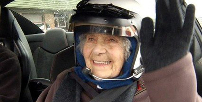 百岁婆婆爱刺激 玩特技飞行庆生