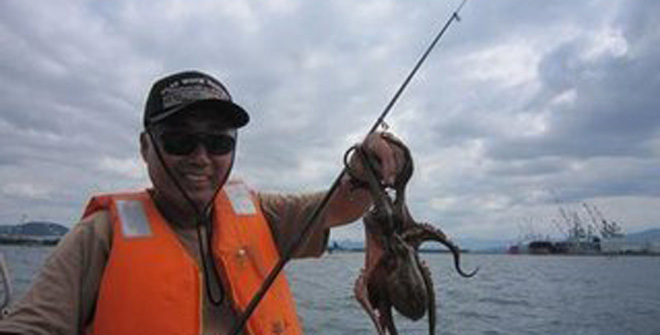 老外出海钓鱼时意外钓到了大章鱼