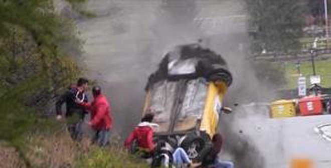 史上最幸运撞车！围观群众躲过一劫