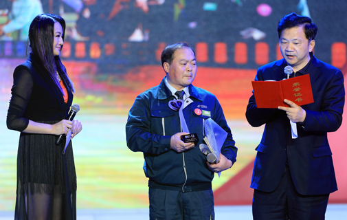 新华社副社长慎海雄为年度人物熊桂林颁奖