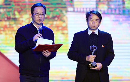 民政部副部长邹铭为年度人物唐正云颁奖