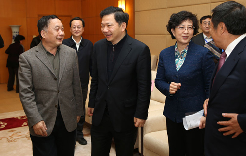 出席颁奖仪式的嘉宾交谈