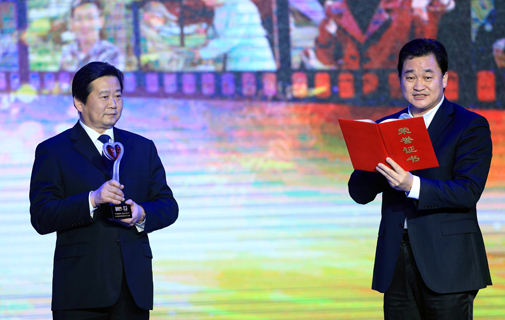 新华网总裁田舒斌为年度特别公益人物奖获得者颁奖