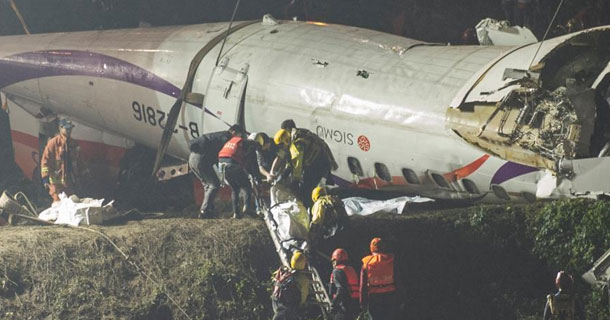 台湾复兴航空飞机坠河_视频集_视频频道_新华