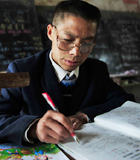 拐杖老师谭定才： 一个瘫痪的山区代课老师，凭借拐杖坚守三尺讲台，为了让孩子走出大山,他在山里守了20年,用拐杖和坚守撑起&ldquo;人&rdquo;字。