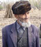 修桥老人艾尼亚特：砍自家树，卖自家牛，艾尼亚特大爷36年来倾其所有，守候着自己为村民修的桥，今年这座在地震中依然通畅的桥，成了运送物资&ldquo;连心桥&rdquo;。