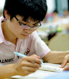 &ldquo;犀利收碗哥&rdquo;陈文原：他是网友视频中的&ldquo;收碗无影手&rdquo;，两小时收碗2万个，&ldquo;犀利收碗哥&rdquo;凭激情和敬业精神把一件看似普通的工作做到极致。不做&ldquo;悲催族&rdquo;，奋斗&ldquo;在路上&rdquo;，一切都将有所不同。