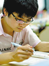 &ldquo;犀利收碗哥&rdquo; 陈文原