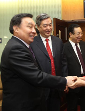 王晨 李从军 周锡生会见获奖者