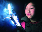 12岁山里女孩打着火把去上学