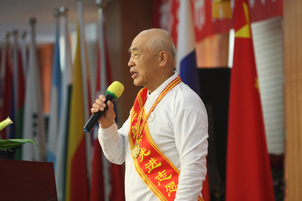 志愿者标兵王永利 程思羽大会交流