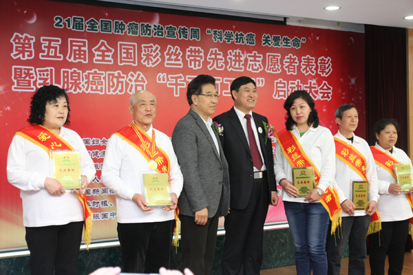 为百名先进志愿者十大志愿者标兵五个志愿者先进工作站颁发证书奖牌