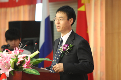 中国妇女报石英豪宣布表彰百名先进志愿者决定