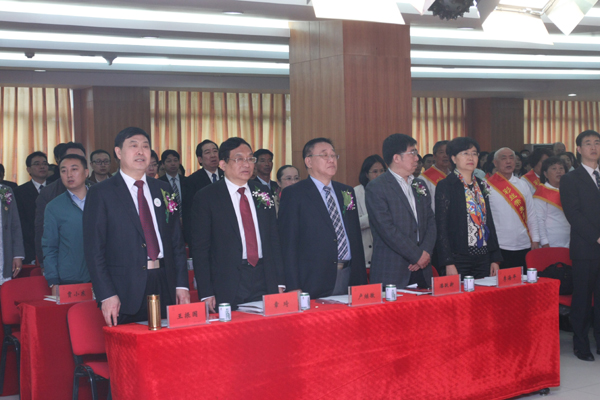 会前起立共唱国歌