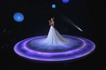 本以为是白裙.. 结果投影一开 简直帅的炸裂了！