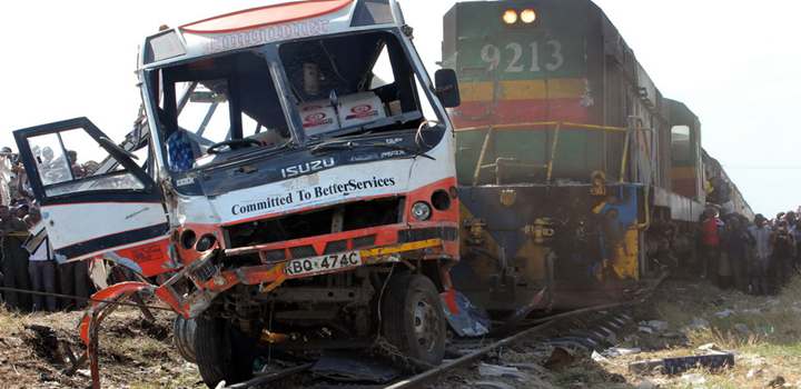 俄公交与火车相撞 致3死27伤