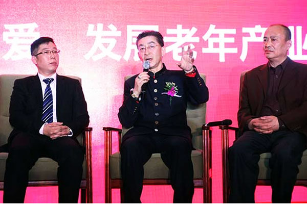 著名表演艺术家六小龄童就关注中国老年群体发言