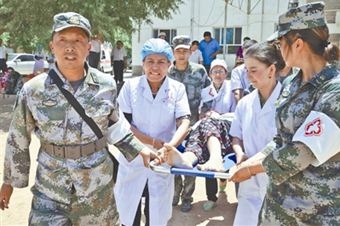 武警官兵现场搭建帐篷 开展医疗救护