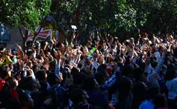 《跑男》西安录制 粉丝围观场面壮观