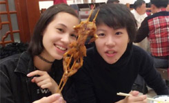 窦靖童水原希子北京聚餐 吃小龙虾大快朵颐