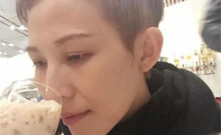 蔡少芬晒素颜自拍 皮肤透亮短发俏丽帅气