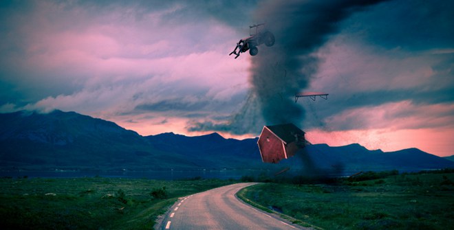 行车途中突遇龙卷风 汽车瞬间刮没了