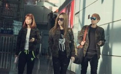 李小璐贾乃亮穿情侣装现身 造型养眼机场成T台