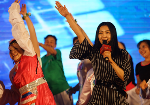 王蓉甘当绿叶为广场舞阿姨伴唱