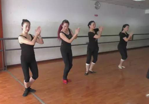 不断挑战的群英艺术团