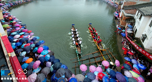 航拍500年历史的江西太平龙舟赛