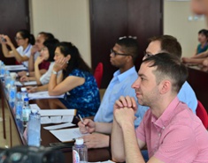 评委们认真给选手的表现做点评