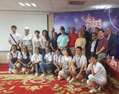 选手赛后纷纷抢着与评委们合影留念