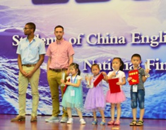 半决赛评委为幼儿组颁奖现场